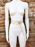 Leather 80s style obi belt . Wrap belt in cream - beige. Waist belt in genuine leather. Broken white wraparound belt. Cream dress belt