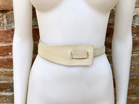 Leather 80s style obi belt . Wrap belt in cream - beige. Waist belt in genuine leather. Broken white wraparound belt. Cream dress belt