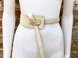 Leather 80s style obi belt . Wrap belt in cream - beige. Waist belt in genuine leather. Broken white wraparound belt. Cream dress belt