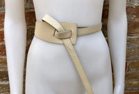 Leather 80s style obi belt . Wrap belt in cream - beige. Waist belt in genuine leather. Broken white wraparound belt. Cream dress belt