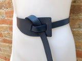 Leather 80s style obi belt . Wrap belt in NAVY BLUE. Waist belt in genuine leather. Dark blue wraparound belt. Bluedress belt