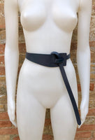 Leather 80s style obi belt . Wrap belt in NAVY BLUE. Waist belt in genuine leather. Dark blue wraparound belt. Bluedress belt