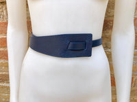 Leather 80s style obi belt . Wrap belt in NAVY BLUE. Waist belt in genuine leather. Dark blue wraparound belt. Bluedress belt