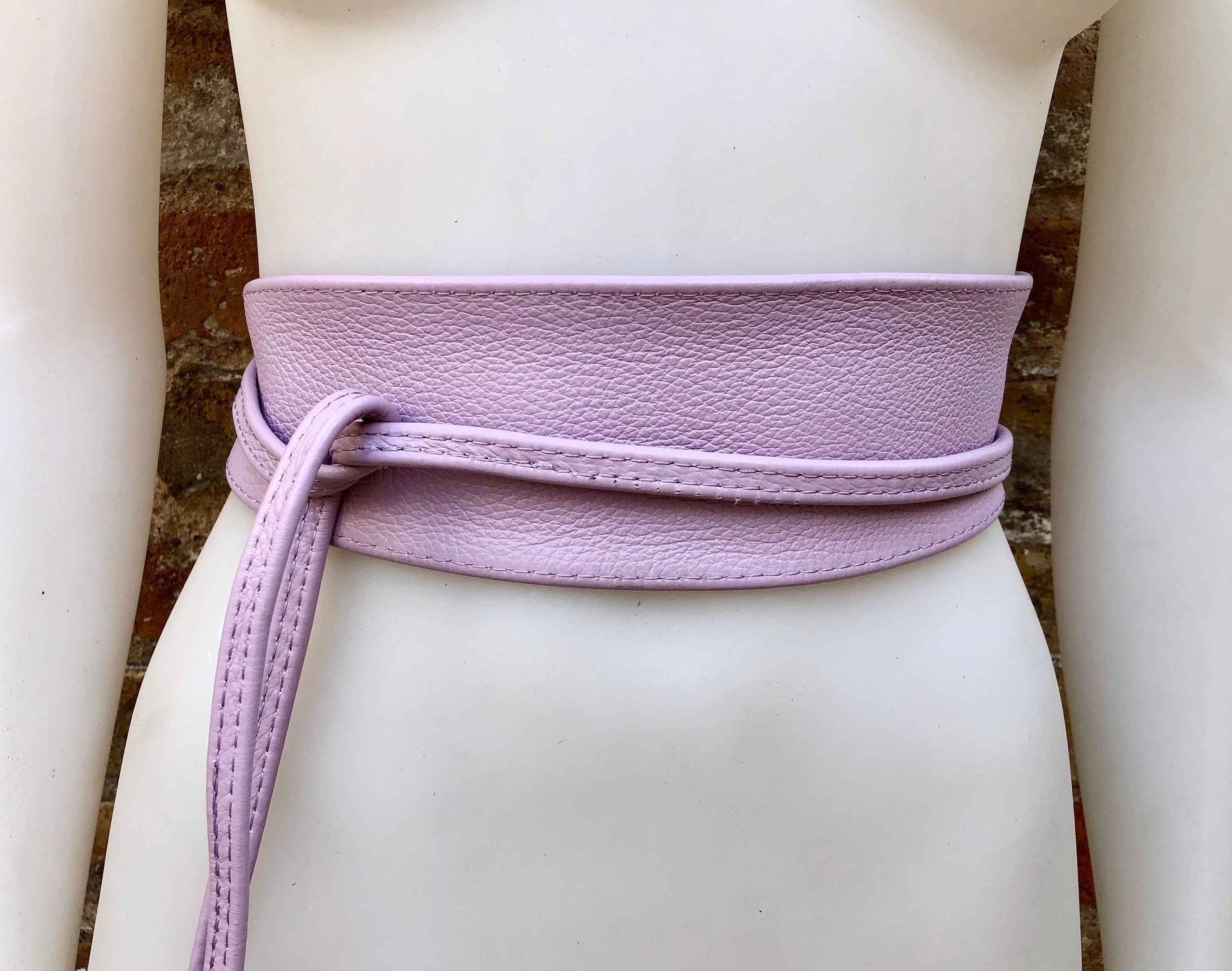 Light purple obi belt in soft leather. Wrap belt in mauve. Wide waist belt in genuine leather. Wraparound belt. Boho sash in a soft lavender