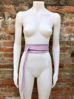 Light purple obi belt in soft leather. Wrap belt in mauve. Wide waist belt in genuine leather. Wraparound belt. Boho sash in a soft lavender