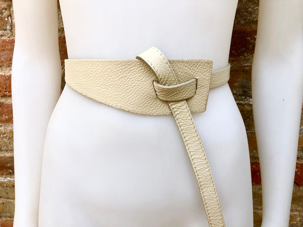 Leather 80s style obi belt . Wrap belt in cream - beige. Waist belt in genuine leather. Broken white wraparound belt. Cream dress belt