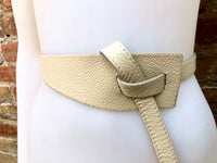 Leather 80s style obi belt . Wrap belt in cream - beige. Waist belt in genuine leather. Broken white wraparound belt. Cream dress belt