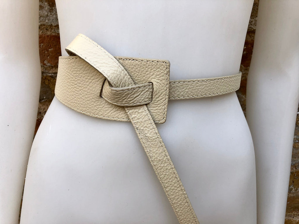 Leather 80s style obi belt . Wrap belt in cream - beige. Waist belt in genuine leather. Broken white wraparound belt. Cream dress belt