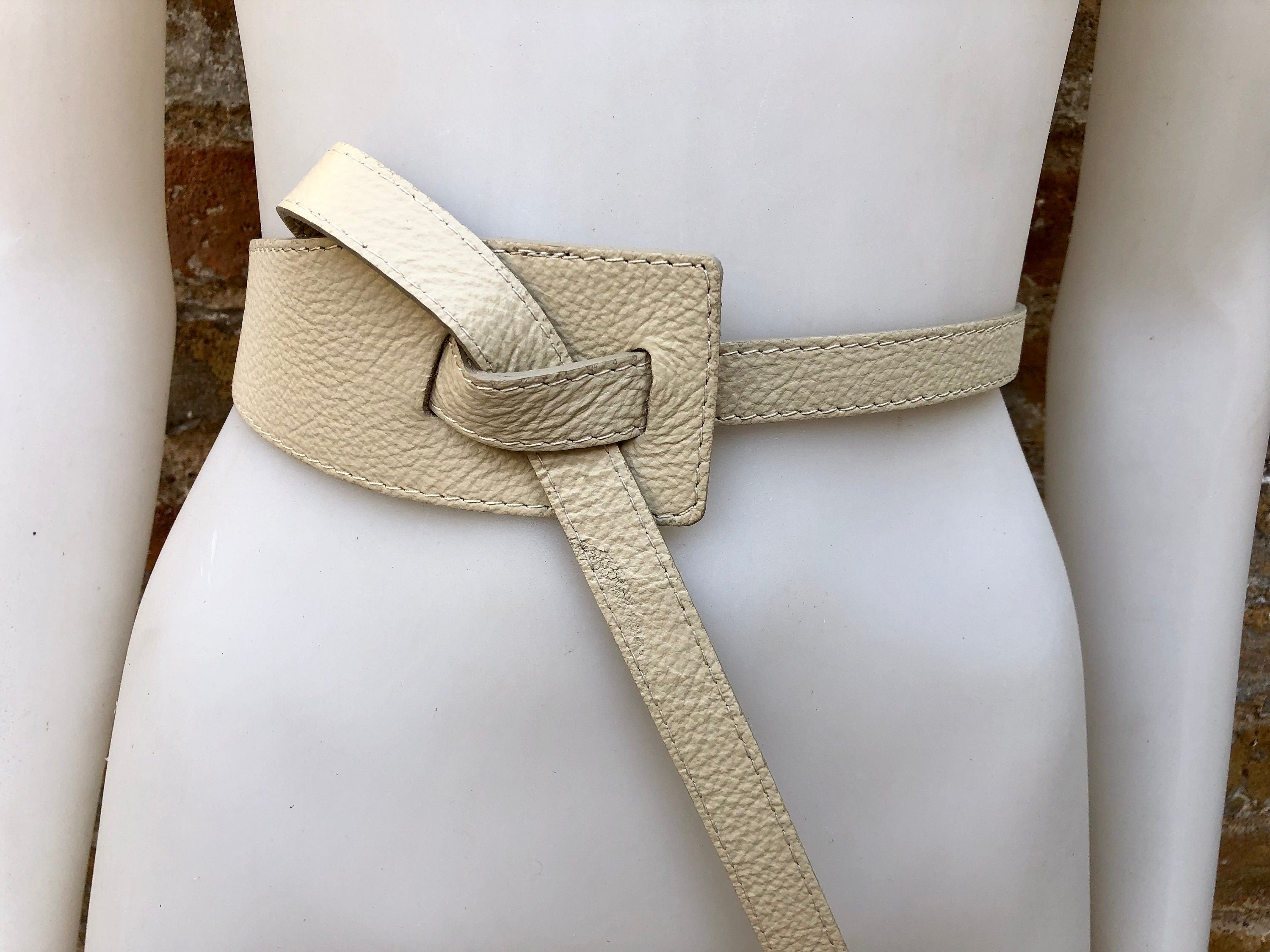 Leather 80s style obi belt . Wrap belt in cream - beige. Waist belt in genuine leather. Broken white wraparound belt. Cream dress belt