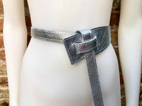 Leather 80s style obi belt . Wrap belt in silver. Waist belt in genuine leather. Silver wraparound belt. Silver dress belt