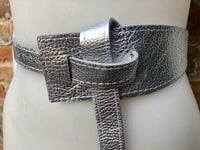 Leather 80s style obi belt . Wrap belt in silver. Waist belt in genuine leather. Silver wraparound belt. Silver dress belt