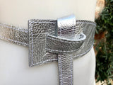 Leather 80s style obi belt . Wrap belt in silver. Waist belt in genuine leather. Silver wraparound belt. Silver dress belt