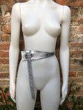 Leather 80s style obi belt . Wrap belt in silver. Waist belt in genuine leather. Silver wraparound belt. Silver dress belt