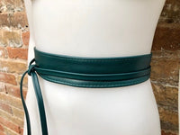 Obi waist belt in soft leather. Narrow style. Wrap belt in dark green. Wraparound waist belt in genuine leather. Boho belt, leather sash.