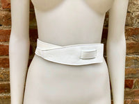 Leather 80s style obi belt . Wrap belt in WHITE. Waist belt in genuine leather. White wraparound dress belt. White leather belt