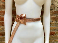 Leather 80s style obi belt . Wrap belt in golden pink. Waist belt in genuine leather. Pink glitter wraparound belt. Salmon pink dress belt