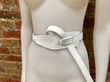 Leather 80s style obi belt . Wrap belt in WHITE. Waist belt in genuine leather. White wraparound dress belt. White leather belt