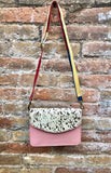 Small cross body bag in genuine leather. Enveloppe bag with adjustable strap + flap. Boho multicolor bag, green, camel brown, pink, fuchsia