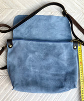 Messenger bag in genuine suede leather. Light purple-blue cross body bag. Boho suede bag with zipper and flap. Periwinkle suede purse