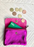 Small coin purse in genuine metallic leather with 3 pockets, zipper + flap. Fits credit cards, coins, bills. Retro glitter leather wallet.