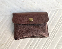 Small coin purse in genuine metallic leather with 3 pockets, zipper + flap. Fits credit cards, coins, bills. Retro glitter leather wallet.