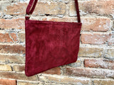 BURGUNDY suede leather bag. Cross body / shoulder bag in GENUINE leather. Small boho suede bag. Adjustable strap + zipper. Wine red purse