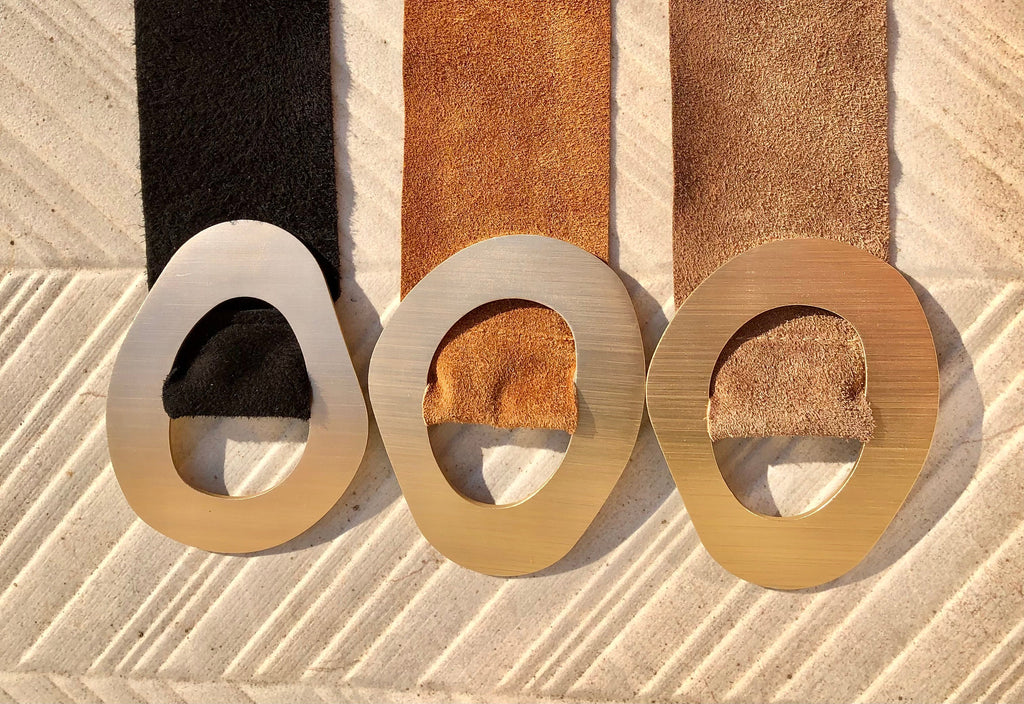 Cream white suede waist belt with large metal buckle in gold. Soft suede belt in very light beige. Boho cream dress belt with golden buckle.