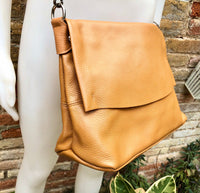 Leather bag in camel brown. Genuine leather shouder / crossbody bag in saddle brown with short + long straps. Saddle Brown leather purse