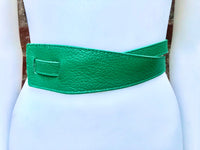 GREEN leather 80s style obi belt. Waist belt in genuine leather. Green wraparound dress belt. Green leather belt. Wide green belt