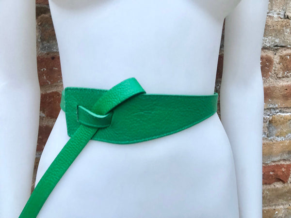 GREEN leather 80s style obi belt. Waist belt in genuine leather. Green wraparound dress belt. Green leather belt. Wide green belt