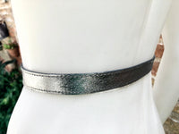 Leather 80s style obi belt . Wrap belt in silver. Waist belt in genuine leather. Silver wraparound belt. Silver dress belt