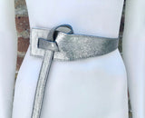 Leather 80s style obi belt . Wrap belt in silver. Waist belt in genuine leather. Silver wraparound belt. Silver dress belt