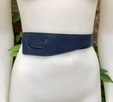 Leather 80s style obi belt . Wrap belt in NAVY BLUE. Waist belt in genuine leather. Dark blue wraparound belt. Bluedress belt