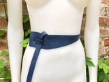 Leather 80s style obi belt . Wrap belt in NAVY BLUE. Waist belt in genuine leather. Dark blue wraparound belt. Bluedress belt