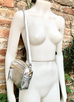 Small SILVER leather bag. Cross body / shoulder bag in GENUiNE leather. Metallic shine leather bag. Adjustable strap + zipper. silver purse