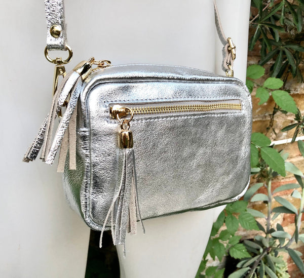 Small SILVER leather bag. Cross body / shoulder bag in GENUiNE leather. Metallic shine leather bag. Adjustable strap + zipper. silver purse