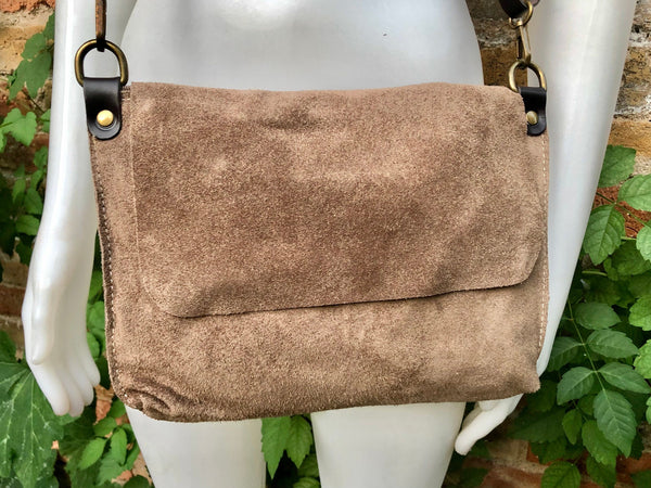 Messenger bag in genuine suede leather. Light brown cross body bag. Dark greyge suede bag with zipper and flap. Taupe brown suede purse