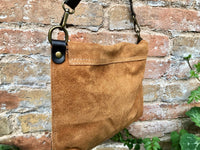 Messenger bag in genuine suede leather. Rusty brown cross body bag. Boho suede bag with zipper and flap. Saddle - camel brown suede purse