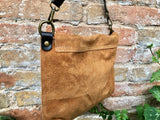 Messenger bag in genuine suede leather. Rusty brown cross body bag. Boho suede bag with zipper and flap. Saddle - camel brown suede purse