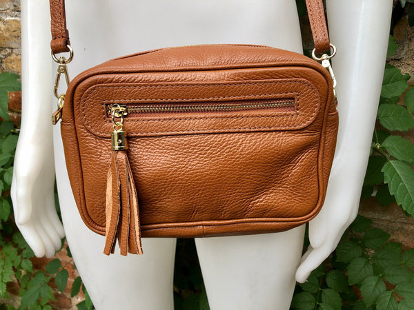 Small leather bag in Camel brown. Cross body bag, shoulder bag in GENUINE leather. Saddle brown leather bag with adjustable strap and zipper