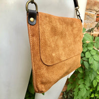 Messenger bag in genuine suede leather. Rusty brown cross body bag. Boho suede bag with zipper and flap. Saddle - camel brown suede purse