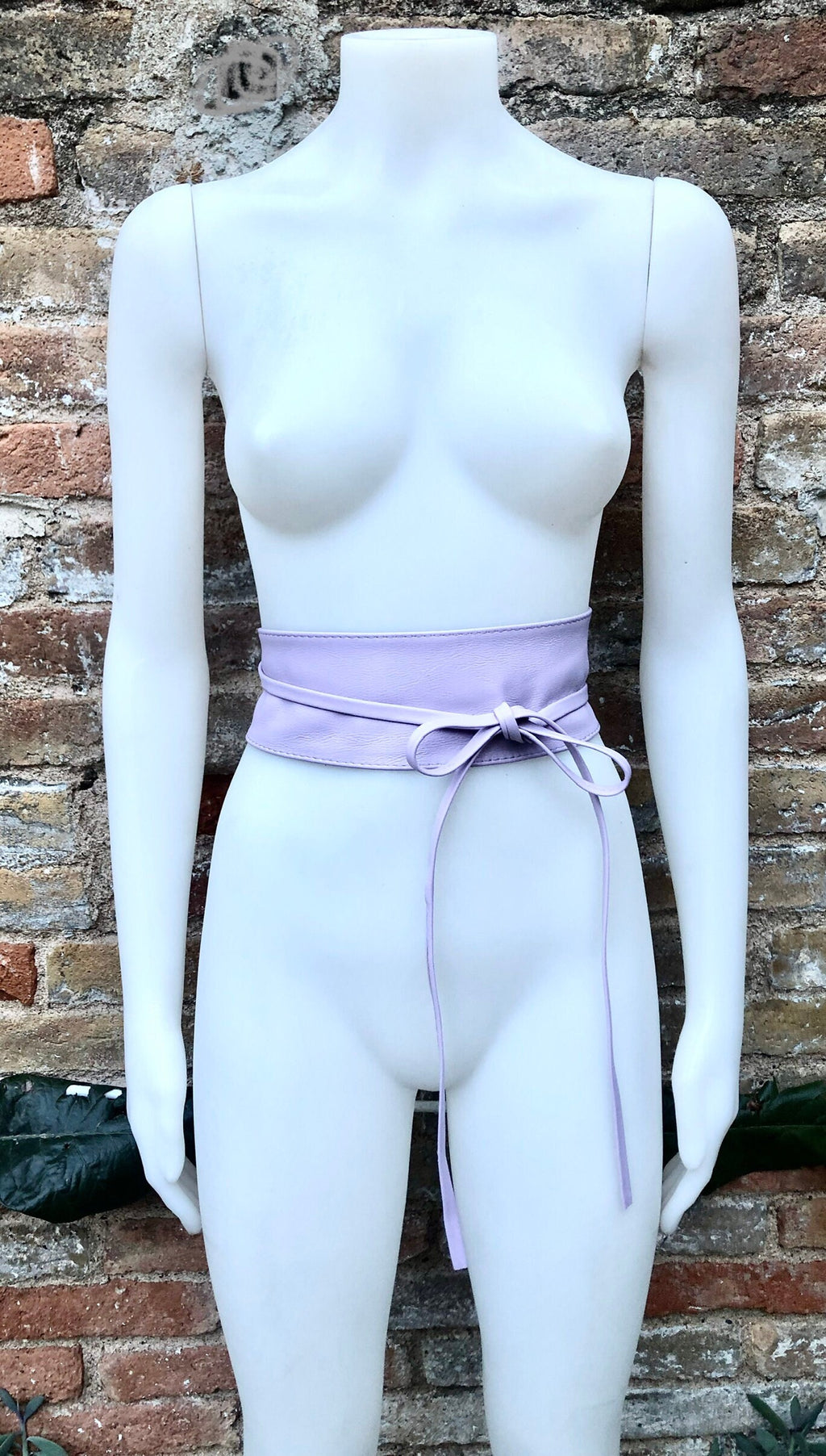 Light purple obi belt in soft genuine leather. LONGER option. Wrap belt in mauve. Wraparound waist belt in lavender genuine leather.