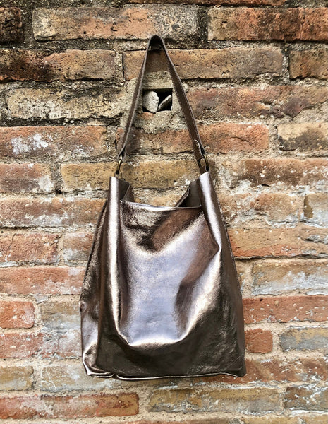 Slouch leather bag in bronze metallic leather. Bronze hobo shoulder bag. Genuine leather book / tablet bag. Leather shopper. Bronze purse.