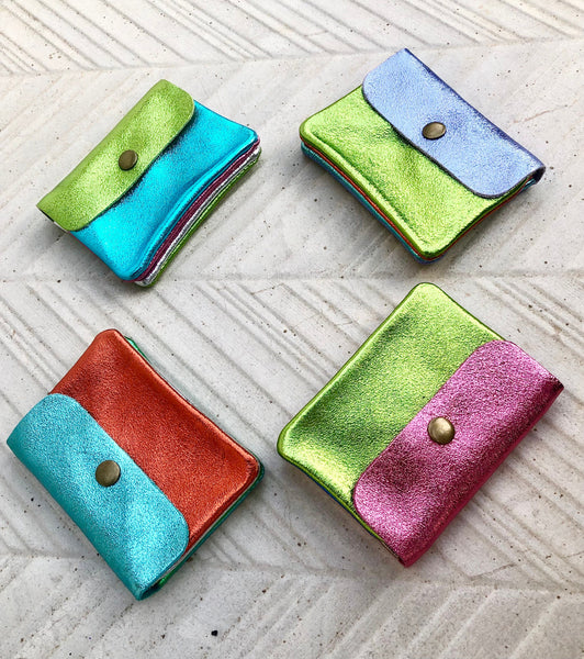 Small coin purse in genuine metallic leather with 3 pockets, zipper + flap. Fits credit cards, coins, bills. Retro glitter leather wallet.