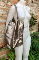 Slouch leather bag in bronze metallic leather. Bronze hobo shoulder bag. Genuine leather book / tablet bag. Leather shopper. Bronze purse.