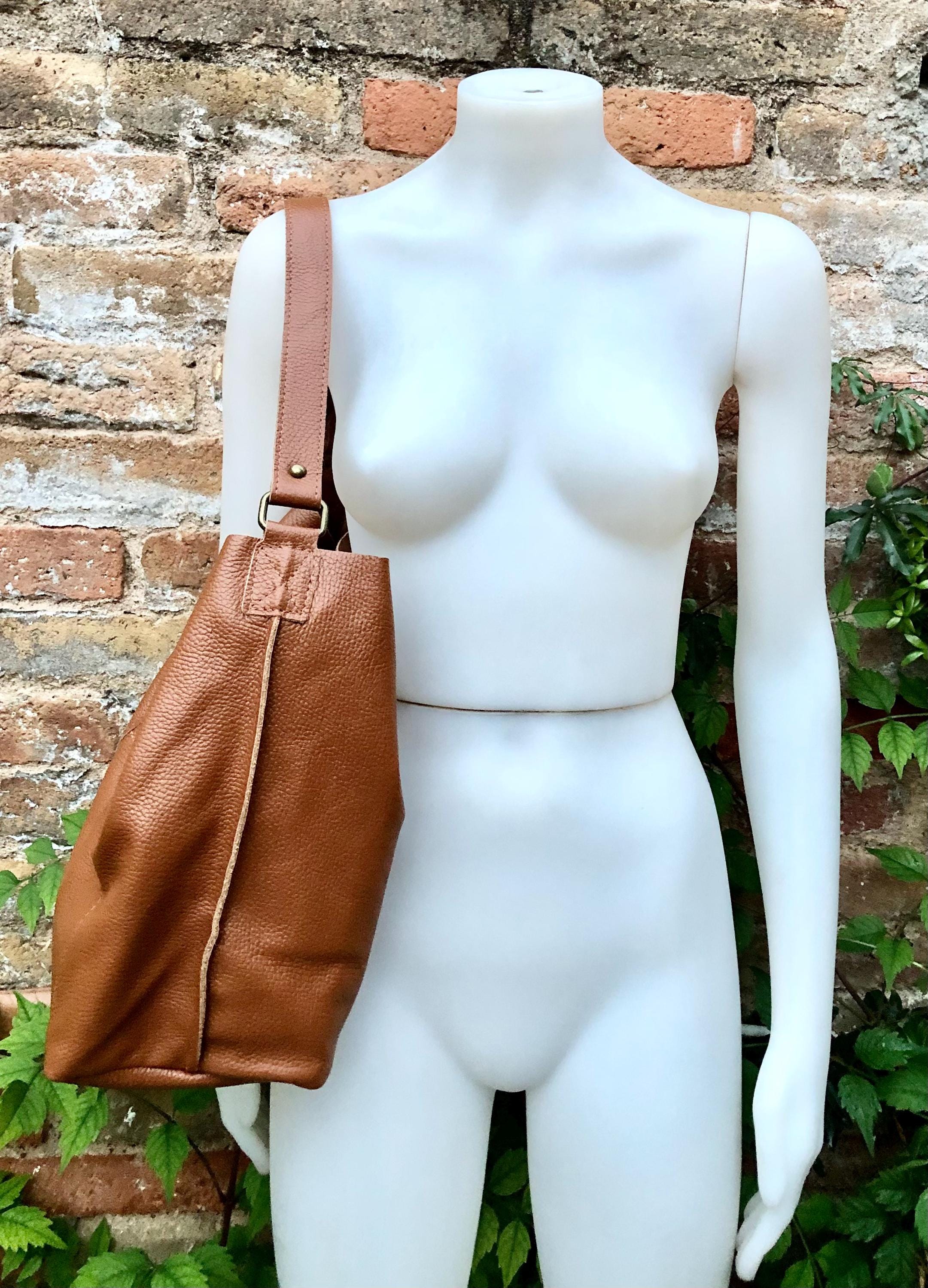 Slouch leather bag in camel brown leather. Tobacco color hobo shoulder bag. Genuine leather book / tablet bag. Leather shopper. Brown purse