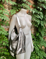 Slouch leather bag in SILVER metallic leather. SILVER hobo shoulder bag. Genuine leather book / tablet bag. Leather shopper. SILVER purse.