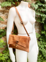 Small cross body bag in camel brown “distressed” vintage style genuine leather. Enveloppe bag with adjustable strap and flap. Boho purse