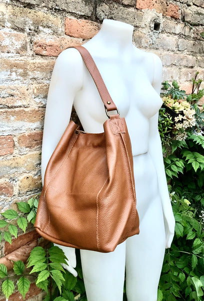 Slouch leather bag in camel brown leather. Tobacco color hobo shoulder bag. Genuine leather book / tablet bag. Leather shopper. Brown purse