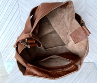 Slouch leather bag in camel brown leather. Tobacco color hobo shoulder bag. Genuine leather book / tablet bag. Leather shopper. Brown purse